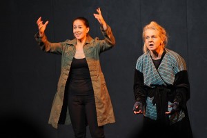 Zwei Frauen. Steife Brise.